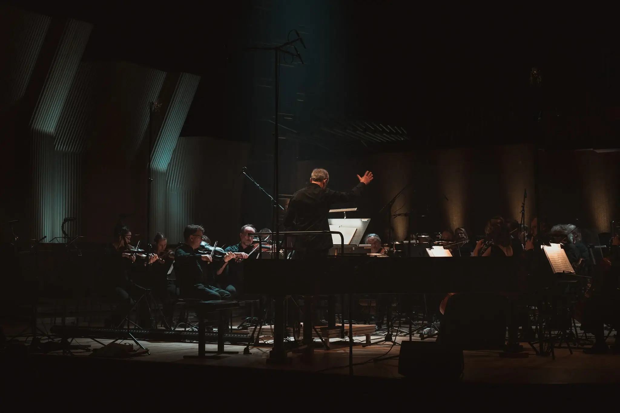 Stemningsfuldt billede af dirigent fra Concerto Copenhagen – Weyse Festival