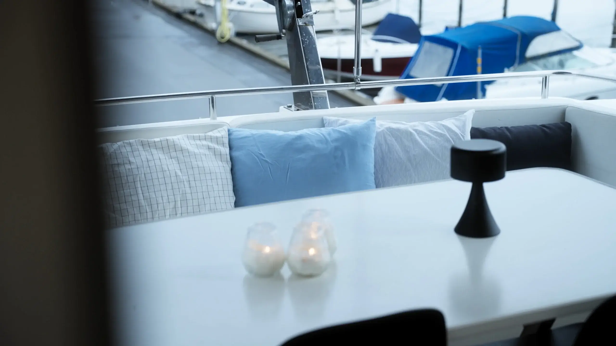 Lys og moderne bådindretning med ompolstrede puder og eksklusiv finish fra Pagalvele.